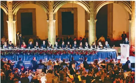  ??  ?? Cena de gala en el antiguo Colegio de las Vizcaínas, en el Centro Histórico de la capital del país