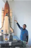  ??  ?? Mario Seidle vor dem Space-Shuttle, welcher ein echter Hingucker in der Ausstellun­g ist.