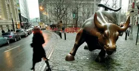  ??  ?? Il toro realizzato dall’artista italiano Arturo Di Modica e diventato simbolo di Wall Street ● Donald Trump torna a minacciare l’europa e le sue auto. Con toni ben diversi da quelli usati nemmeno un mese fa durante l’incontro con Jean-claude Juncker, il presidente americano ha sventolato nuovamente lo spettro di dazi al 25% su ogni auto «made in Ue» importata negli Stati Uniti