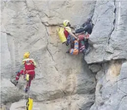  ??  ?? Los Bomberos del Consorcio, durante un rescate en la montaña. ((
SIAB