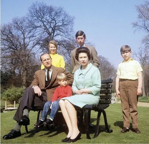 ?? AGENCIAS ?? La reina Isabel y el príncipe Felipe con sus hijos en una imagen de 1968 captada en los jardines de Frogmore House.