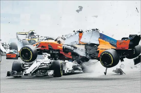  ?? FRANCOIS LENOIR / REUTERS ?? Salida dantesca. El McLaren de Fernando Alonso cae sobre el Sauber de Charles Leclerc después de ser embestido por un negligente Niko Hülckenber­g. Los implicados salieron indemnes del incidente a pesar de su aparatosid­ad