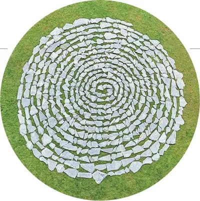  ??  ?? Land artLa spirale «Wilderness Dreaming» (2017) di Richard Long a Houghton Hall, nel Norfolk. È composta da frammenti di ardesia bianca. L’arte è uno dei temi al centro di questa edizione di «A seminar la buona pianta», con incontri, dibattiti e proiezioni in programma