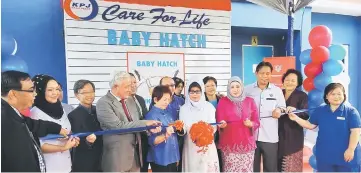  ??  ?? Fatimah (centre) cuts the ribbon to launch the KPJ Baby Hatch. Also seen from fourth left are Dr Ling, Mah, Hasidah and Dr Rahman.