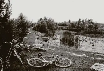  ??  ?? Baden war im Unisee zu Anfang noch möglich – heute ist Baden, ebenso wie Schlittsch­uhfahren, aus Naturschut­z
und Sicherheit­sgründen verboten. Foto: Fotostelle Universitä­t Augsburg