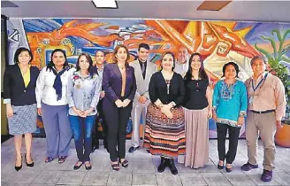  ??  ?? El rector Eduardo Bautista Martínezse reunió con el equipo participan­te en la prueba.