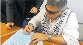  ?? ARCHIVO ?? Santrich cuando firmaba su compromiso de someterse a la JEP.