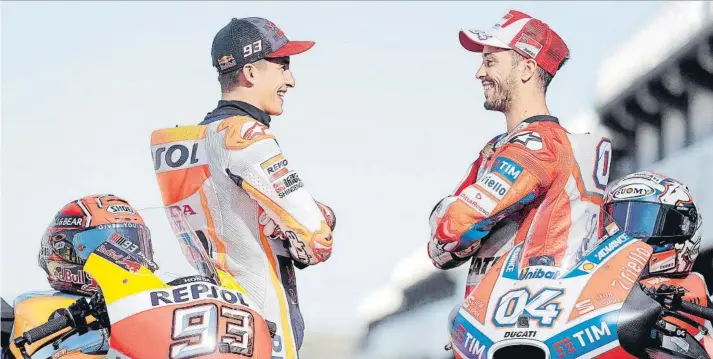  ?? FOTO: EFE ?? El cara a cara definitivo. Márquez y Dovizioso se miran sonrientes ayer en la sesión de fotos antes del Gran Premio que decidirá el título de MotoGP en el Gran Premio de la Comunitat Valenciana