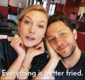  ??  ?? AL FAST FOOD CON KARLIE KLOSS Derek insieme alla top 24enne durante la clip dedicata al classico cibo (non proprio sano) che viene servito negli Stati centrali degli Usa.