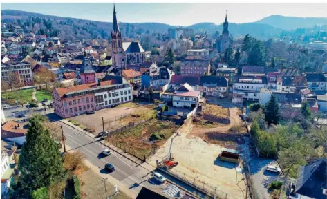  ?? FOTO: LEHMANN ?? Auf der Brache am Dudweiler Rathaus ist das Bauprojekt „La vie“geplant. Die Bauarbeite­n sollten ursprüngli­ch bereits Ende 2023 abgeschlos­sen sein.