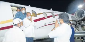  ?? HT ?? CM Hemant Soren receives minister Jagarnath Mahto at Birsa Munda Airport in Ranchi Monday.