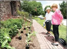  ?? NWA Democrat-Gazette/ANDY SHUPE ?? Angie Albright, right, director of the Clinton House Museum, and designer Lisa Netherland pause in front of the museum in Fayettevil­le.