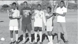  ??  ?? Dumisani Ndlovu (second from left) and Nkosiyazi Moyo (right) with captains of Milton High Tawanda Hamadzirip­i (left), Mtshabezi boys’ Tanaka Charuka (middle) and Mtshabezi girls’ Leesandra Ndlovu (second from right) at the end of the Dumisani...