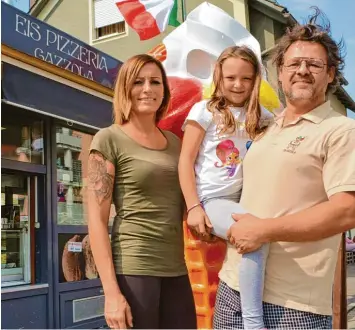  ?? Foto: Peter Stöbich ?? Simone Gazzola mit seiner Partnerin Lorena Virgis und der Tochter Sofia.