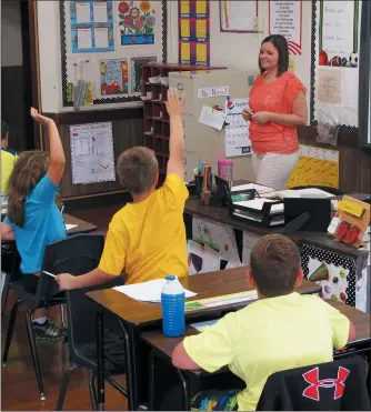  ?? ASSOCIATED PRESS FILE PHOTO ?? Shelly Ellis teaches fourth-grade students in a classroom at Bement Elementary School in Bement, Ill. The standards-based grading movement is a well-intended but confusing mix of classroom practices. More school districts are adopting at least parts of it, causing bitter battles among educators. Combatants cannot even agree which methods are part of the movement and which aren’t.