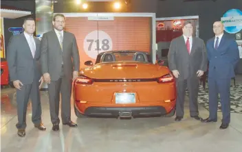  ??  ?? De izquierda a derecha, Ángel L. Colón, gerente de Ventas de Latinoamér­ica; Víctor Gómez II, presidente y CEO Garage Europa Porsche Center; Juan Carlos Ledesma, gerente de Marca; y Orlando Pérez, gerente de Ventas de Puerto Rico.