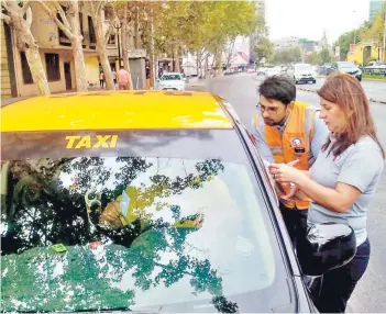  ??  ?? La Jefa de Fiscalizac­ión de Transporte­s, Paula Flores, realizando un control ayer.