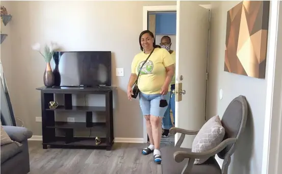  ?? ELVIA MALAGÓN/SUN-TIMES ?? Latoya Evans, 38, walks into her new apartment in the Lawndale neighborho­od. She and her roommate, Mary Jenkins, will live rent-free in the two-bedroom apartment for at least a year.