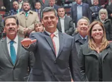  ??  ?? Héctor Marcos Díaz-Santana rindió protesta en el Senado como nuevo titular de la Fiscalía Especializ­ada para la Atención de Delitos Electorale­s.