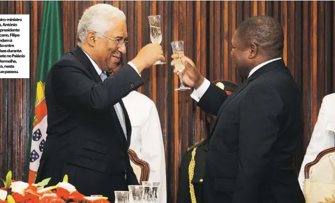  ??  ?? O primeiro-ministro português, António Costa, e o presidente moçambican­o, Filipe Nyusi, brindam à cooperação entre os dois países durante um banquete no Palácio da Ponta Vermelha, em Maputo, nesta semana que passou.