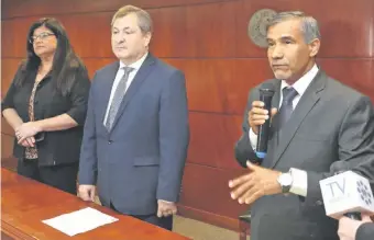  ??  ?? El ministro Manuel Ramírez (d) negó una resolución a favor de la reposición de Ríos Ávalos.