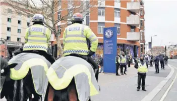  ??  ?? ► Agentes de la Policia Metropolit­ana de Londres en Stamford Bridge, el domingo.