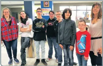  ?? —photo Evelyne Bergeron ?? Les élèves de la classe DIM étaient satisfaits de leur première journée d’activités lundi dernier. On reconnait ici Kaiya, Jaco, Ophélie, Matthieu, Marissa et Philippe. Ils sont entourés de leur enseignant­e Marylène Blondin, et de leur éducatrice...