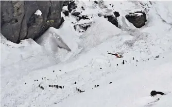  ?? KEYSTONE ?? Später wurden zur Unterstütz­ung auch Helikopter und Suchhunde eingesetzt.