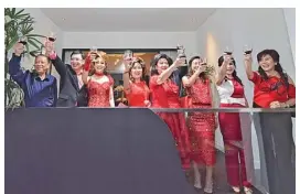  ?? ANDRIANSYA­H POETRA ?? MOMEN ISTIMEWA: Dua dari kiri, Chairman PT Multi Tower Indo Santosa Candra Santoso dan CEO PT Multi Tower Indo Santosa Linda Chandra didampingi Bendahara REI Jatim Lilies Sugianto (empat dari kanan) ketika seremoni grand opening marketing gallery.