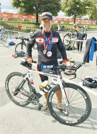  ??  ?? Le vélo est la force de Denise Landry-Nadeau dans un triathlon. - Gracieuset­é