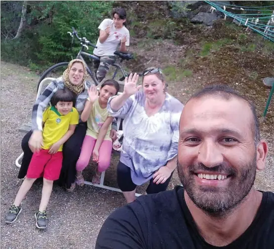  ?? PRIVAT PRIVAT ?? VÄNNER. Bilden är tagen då familjen Almusa/Alstouf ännu bodde kvar på Kimitoön. Från vänster: Amina Almusa, Mohammad Alstouf, Ranim Alstouf, Susan Holmberg och Abdulhadi Alstouf. Bakom står Eman Alstouf.