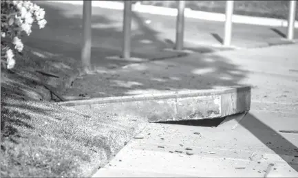  ?? Cory Rubin/The Signal (See additional photos at signalscv.com) ?? An undergroun­d electrical vault exploded at the eastern end of Creekside Road in Valencia, causing hundreds to lose power.