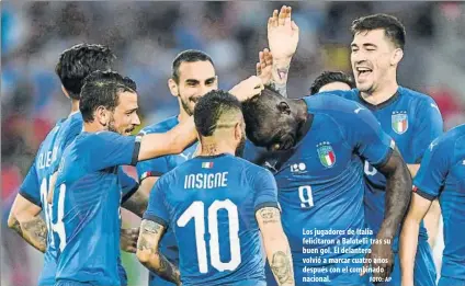  ?? FOTO: AP ?? Los jugadores de Italia felicitaro­n a Balotelli tras su buen gol. El delantero volvió a marcar cuatro años después con el combinado nacional.