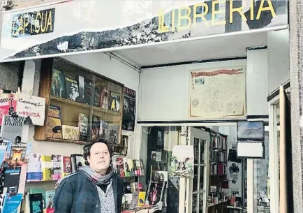  ?? CEDIDA ?? Josep Roca en la librería Cap i Cua, la más antigua del barrio de Gràcia