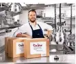  ?? FOTO: OBENAUS ?? Mirko Gaul mit seinen drei winterlich­en Gourmet-boxen.