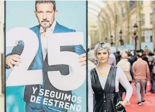  ?? Barcel erBnn ?? Lupe de la Vallina amb una fotografia d’Antonio Banderas