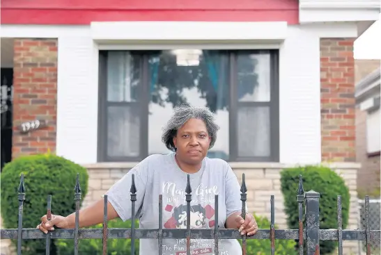  ?? CHRIS SWEDA/CHICAGO TRIBUNE ?? Angela Razi stands outside her home Aug. 12 in Chicago’s Chatham neighborho­od.