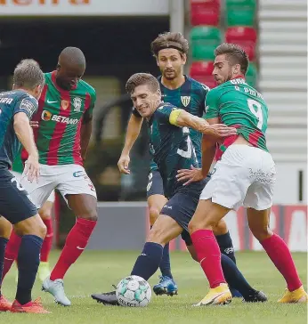  ??  ?? Rodrigo Pinho (à direita) que ontem fez um bis é travado pela defesa do Tondela