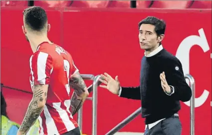  ?? FOTO: EFE ?? Marcelino
El entrenador rojiblanco habla con Nuñez en un momento del partido de ayer