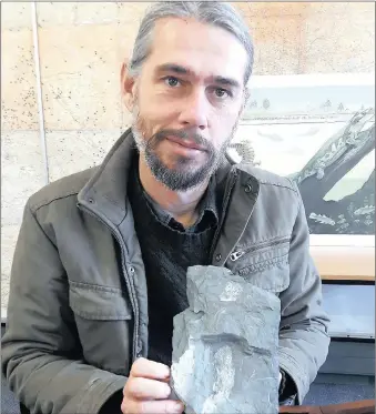  ?? PICTURE: SHAUN SMILLIE ?? Dr Robert Gess of the Albany Museum in Grahamstow­n holds the fossil remains of Tutusius umlambo, a 360-million-yearold tetrapod that he discovered outside of the city. The discovery adds to our understand­ing of when animals first left water and stepped...