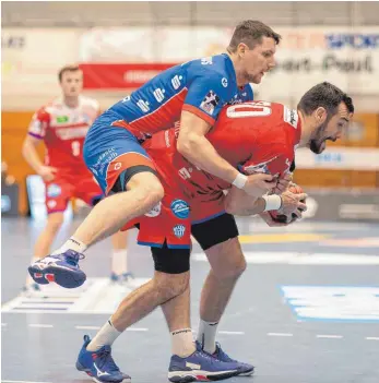  ?? FOTO: EIBNER ?? Oben auf im Abstiegska­mpf: Romas Kirveliavi­cius (blaues Trikot) will mit dem Handball-Bundesligi­sten HBW BalingenWe­ilstetten gegen die HSG Nordhorn-Lingen den zweiten Heimsieg in dieser Saison einfahren.