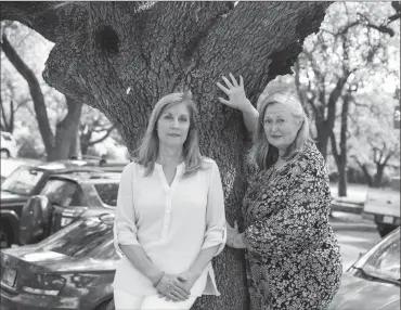  ?? Ilana Panich-Linsman /The Washington Post ?? Karen Sironi, left, and Idee Kwak pose for a portrait in front of Lady Yoga, a large oak tree in Austin, texas, slated to be removed.