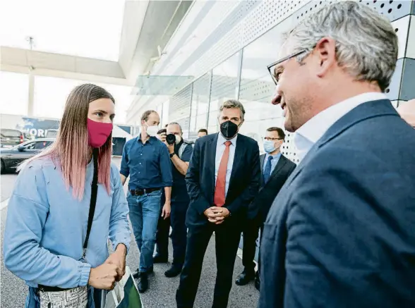  ?? FLORIAN SCHROETTER / EFE ?? La corredora Kristina Timanóvkai­a va ser rebuda a l’aeroport de Viena per Magnus Brunner, secretari d’Estat austríac