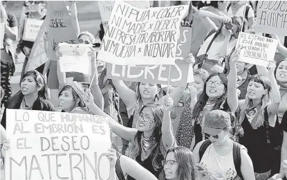  ?? JAVIER RÍOS ?? Marcha de mujeres en favor del aborto, el pasado sábado en CdMx .