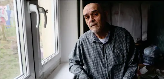  ?? ?? Pensioner Alex Gordon has told how his health has suffered as a result of damp and mould at his home in the south of the city