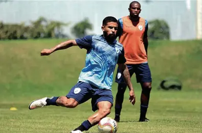  ?? Gustavo Oliveira/LEC ?? Remanescen­te da Série C, o atacante Douglas Santos deve começar o Paranaense como titular do Tubarão; estreia será dia 28, contra o Maringá, no Café