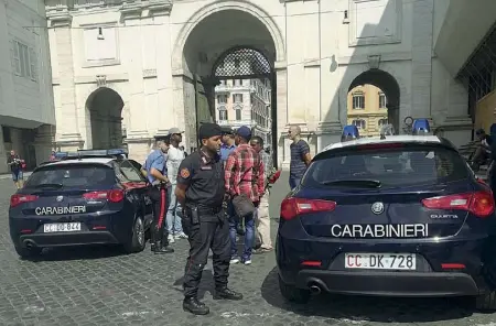  ??  ?? I controlli dei carabinier­i ai venditori abusivi tra piazza del Popolo e piazzale Flaminio