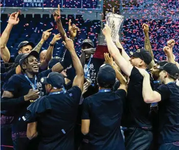  ?? IMAGO/ALEXANDER TRIENITZ ?? Drama in der Verlängeru­ng: Die Chemnitz Niners gewinnen den Fiba Europe Cup in Istanbul mit nur einem Punkt Vorsprung.