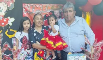  ??  ?? > La linda cumpleañer­a con sus abuelos, María Saavedra y Tadeo Soto.