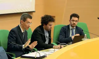  ??  ?? Il dibattito
Aa sinistra, Giampietro Ferri, a destra Matteo Nicolini durante il dibattito in università